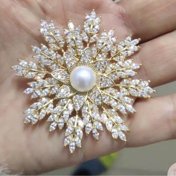 Snowflake Gold Plated Copper Brooch Snowflake Zircon Stone Brooch Pin - Picture 7 of 9